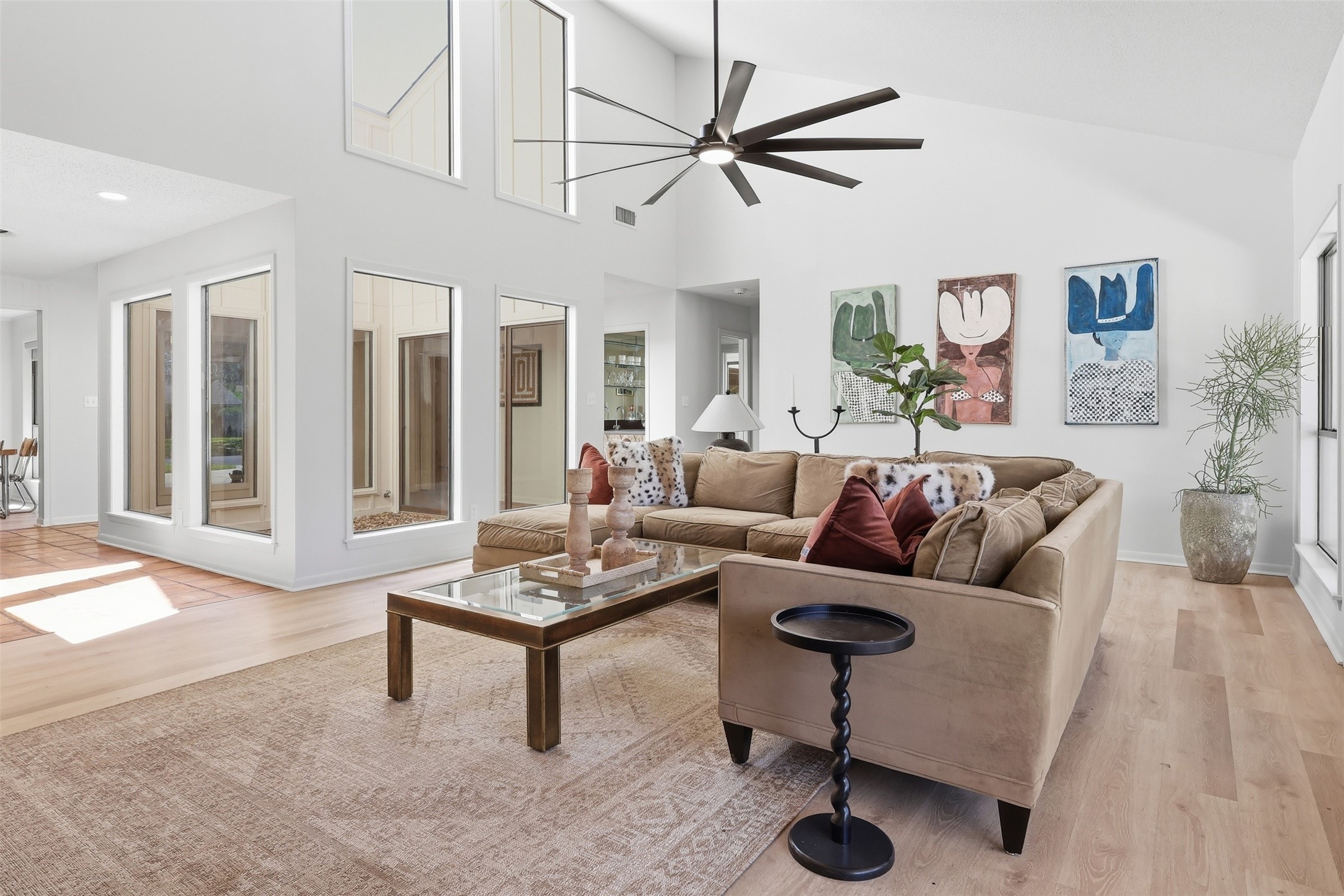 118 Santa Fe Victoria, TX 77904 - Photo 15 of 42 a living room with furniture and a ceiling fan