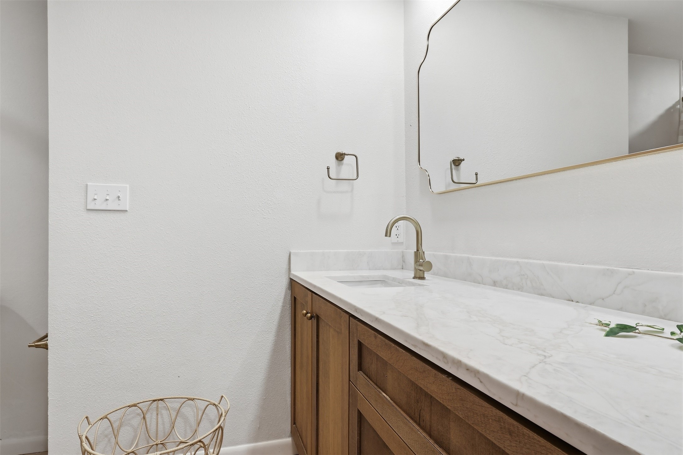 118 Santa Fe Victoria, TX 77904 - Photo 31 of 42 a close view of a sink and a vanity in the bathroom