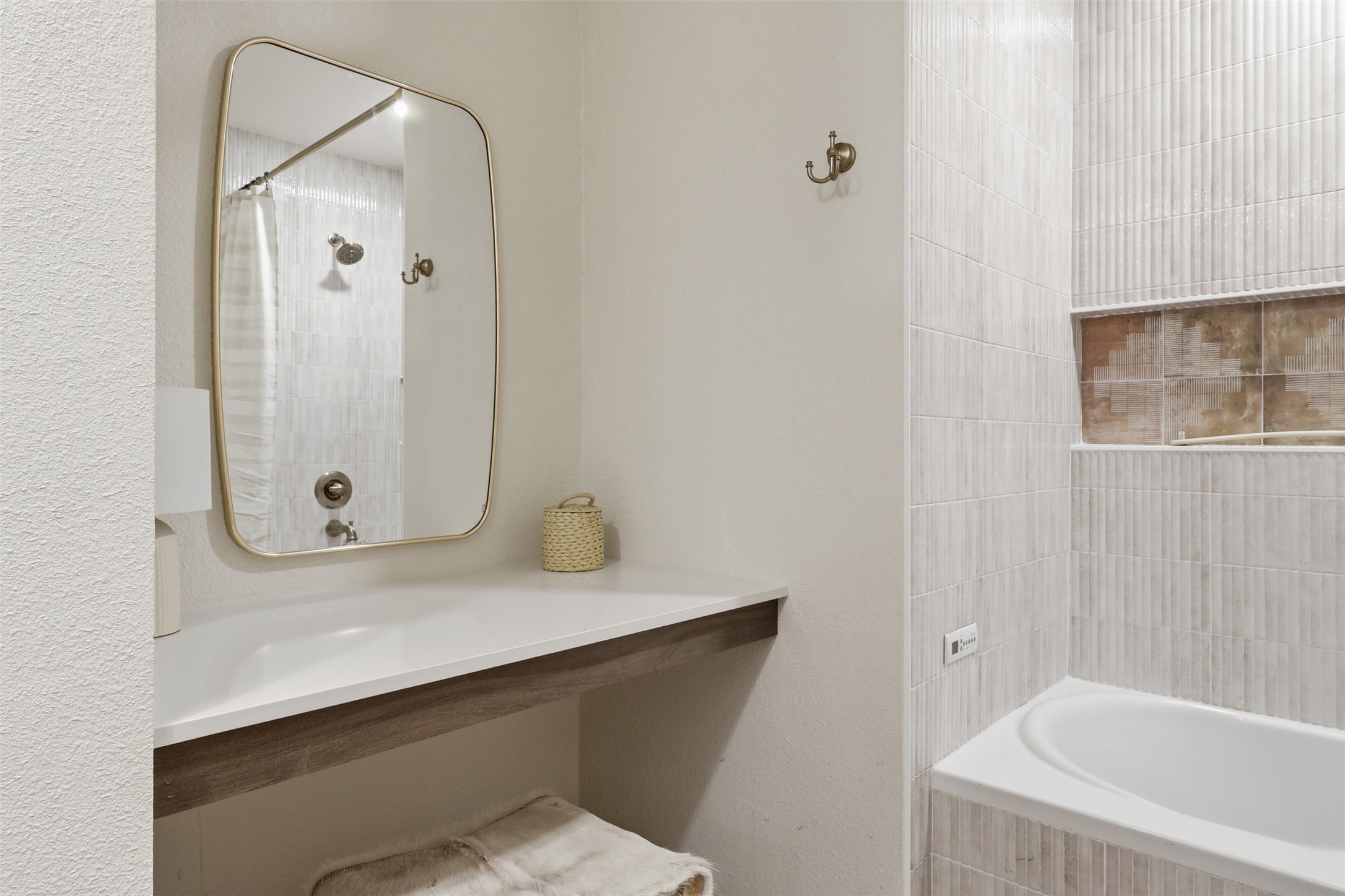 118 Santa Fe Victoria, TX 77904 - Photo 33 of 42 a bathroom with a bathtub and a sink