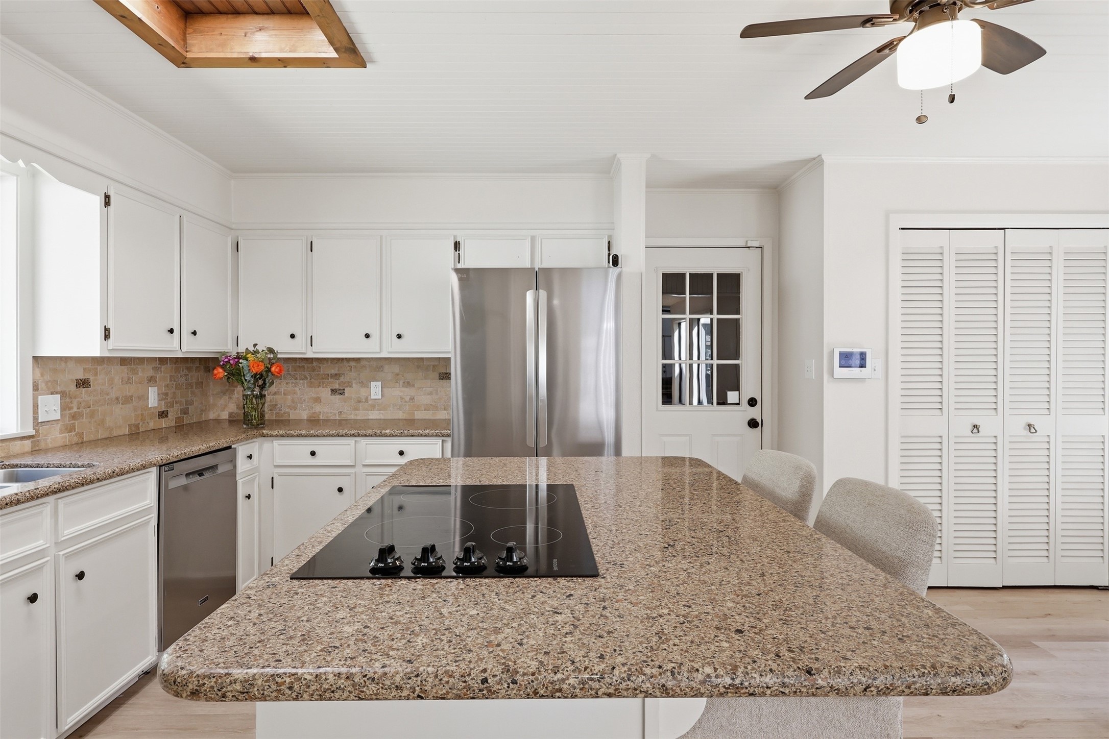 118 Santa Fe Victoria, TX 77904 - Photo 9 of 42 a kitchen with kitchen island granite countertop a sink stove and refrigerator