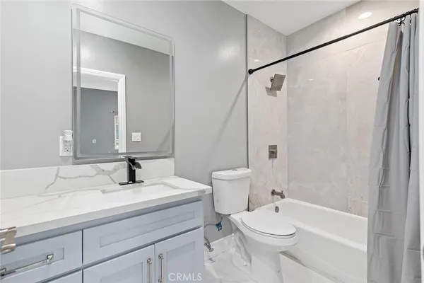 a view of an empty room with closet and entryway