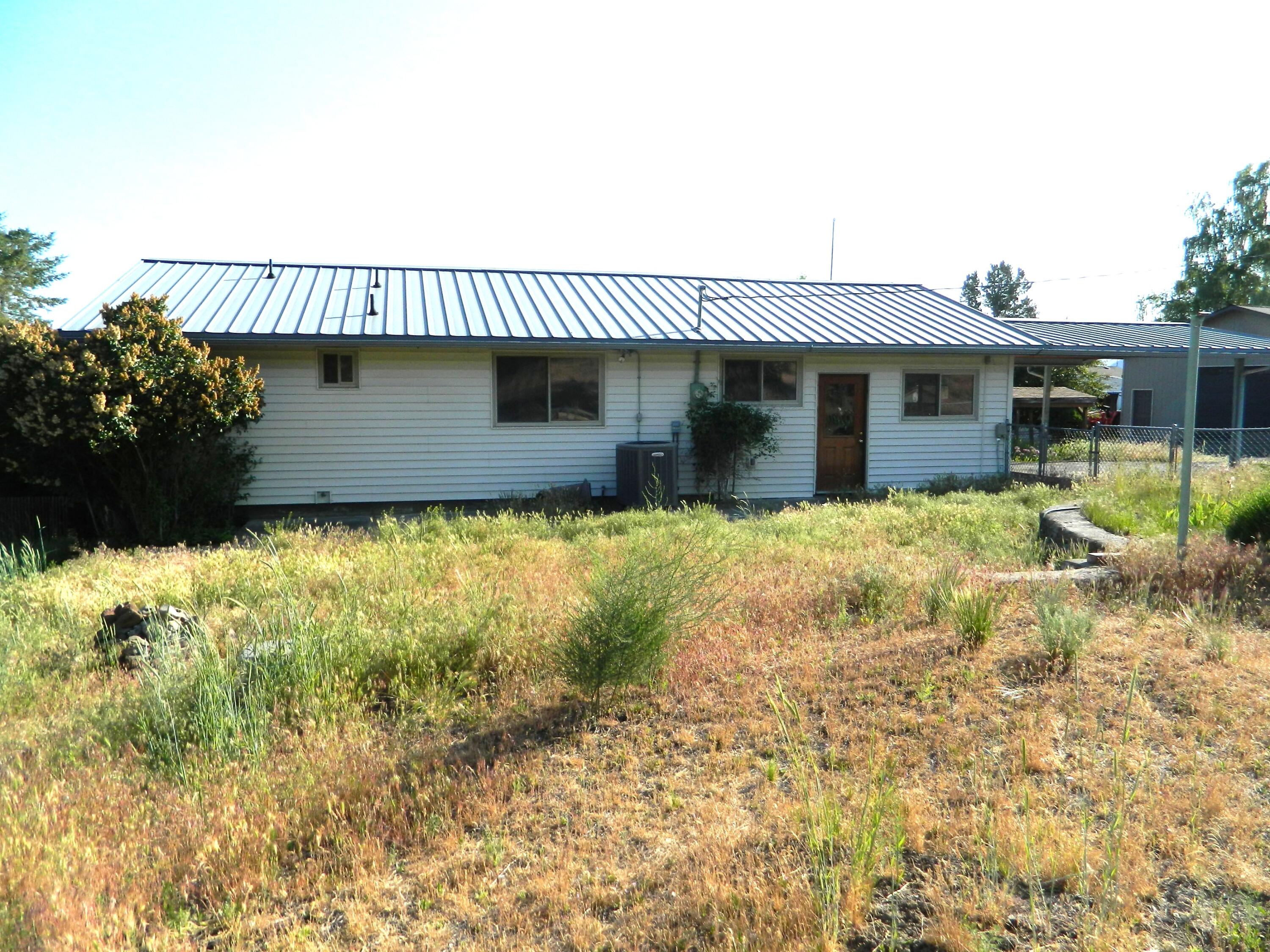 9542 Hill Road Klamath Falls, OR 97603 - Photo 4 of 22 DSCN2159