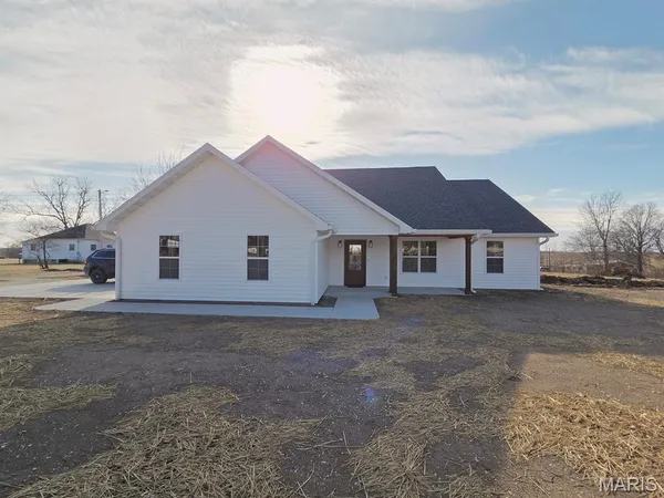 $285,500 | 301 Columbus Street, La Belle, MO 63447