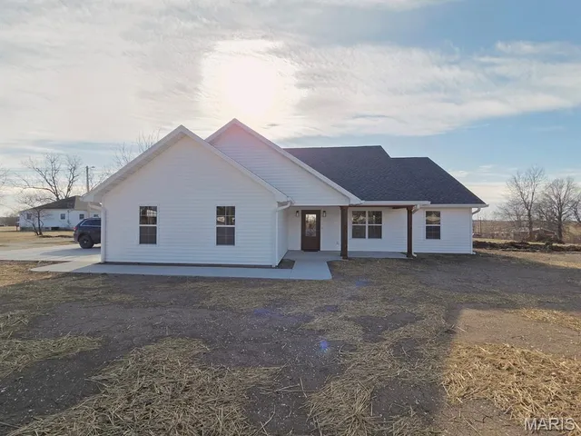 $285,500 | 301 Columbus Street, La Belle, MO 63447