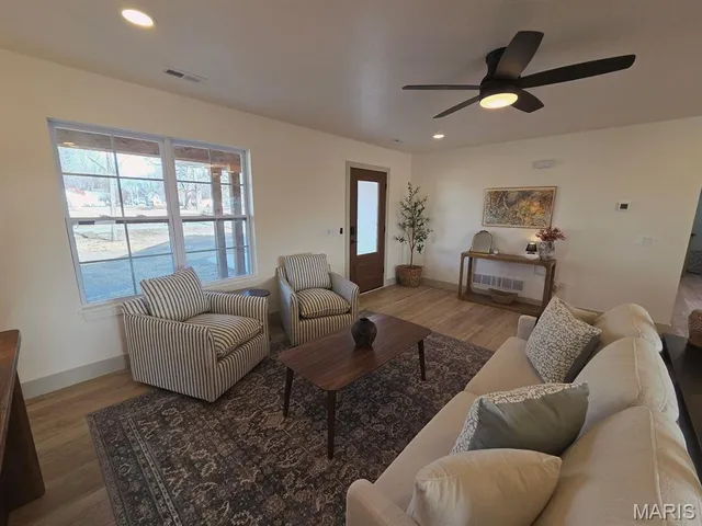 $285,500 | 301 Columbus Street, La Belle, MO 63447