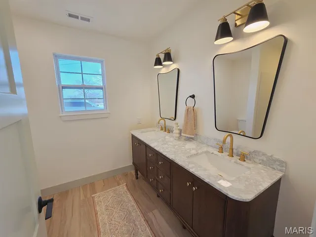 $285,500 | 301 Columbus Street, La Belle, MO 63447