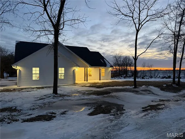 $285,500 | 301 Columbus Street, La Belle, MO 63447