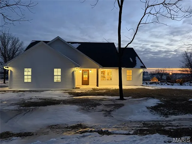 $285,500 | 301 Columbus Street, La Belle, MO 63447