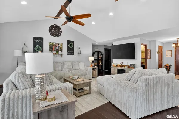 $369,900 | 5759 Riverview Road, Thomson, IL 61285