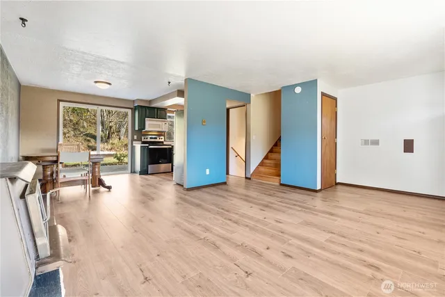 a view of a livingroom with furniture hardwood floor and a ceiling fan