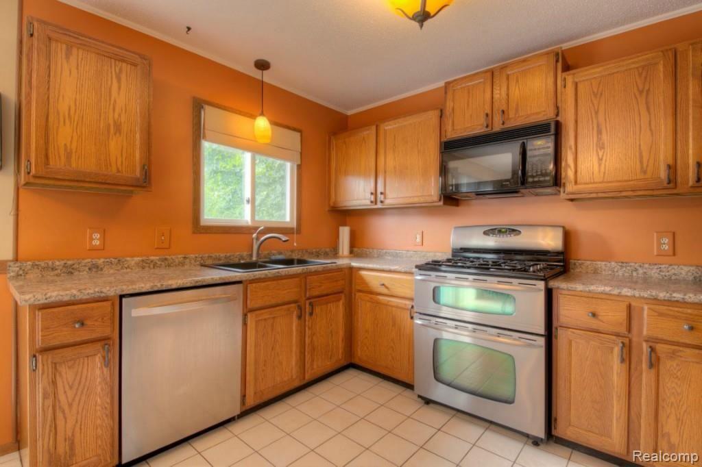 10294 Stark Road Livonia, MI 48150 - Photo 17 of 25 930A0257_8_9.jpg