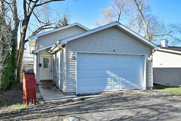 $344,444 | 19 East Pineview Drive, Round Lake Park, IL 60073