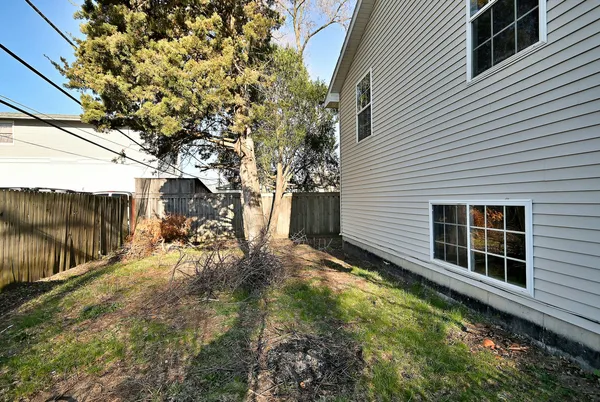 a view of a backyard