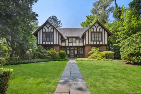 $2,499,000 | 3 Walworth Avenue, Scarsdale, NY 10583