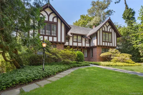$2,499,000 | 3 Walworth Avenue, Scarsdale, NY 10583