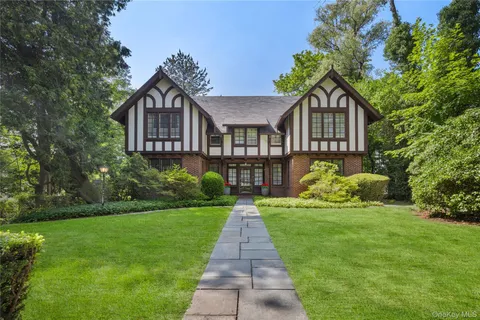 $2,499,000 | 3 Walworth Avenue, Scarsdale, NY 10583