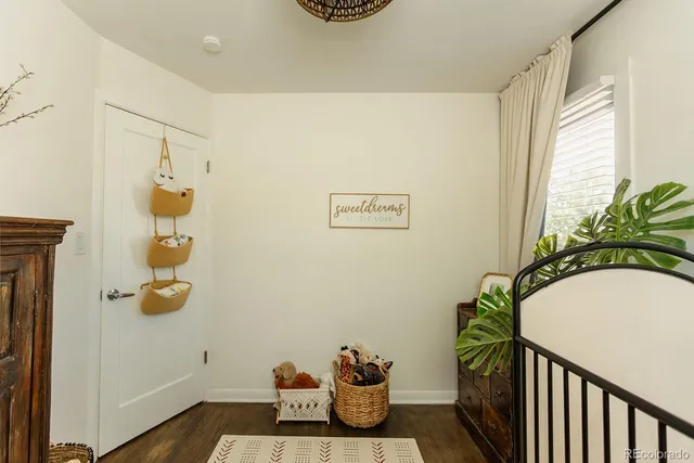 a view of entryway with livingroom