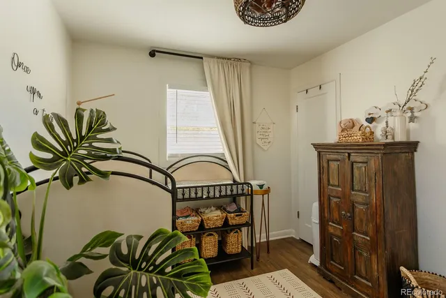 a view of a entryway with furniture and garden