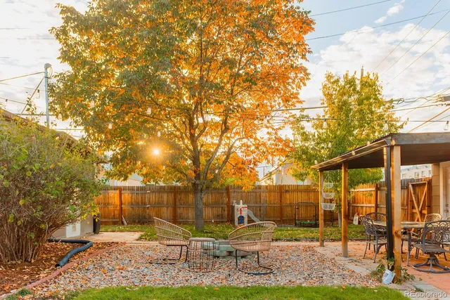 a view of a backyard