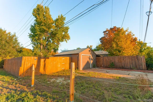 a view of a backyard
