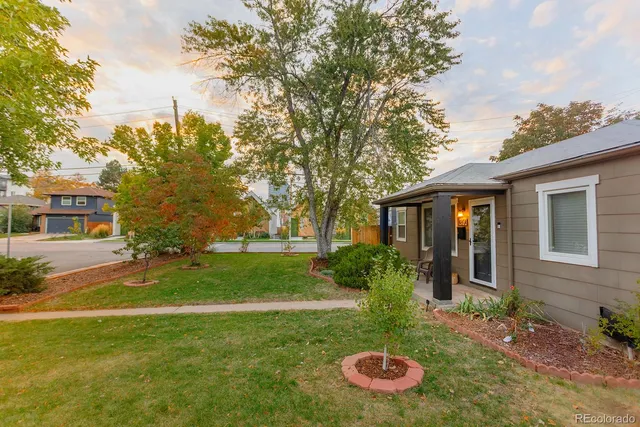 a view of a house with backyard and garden