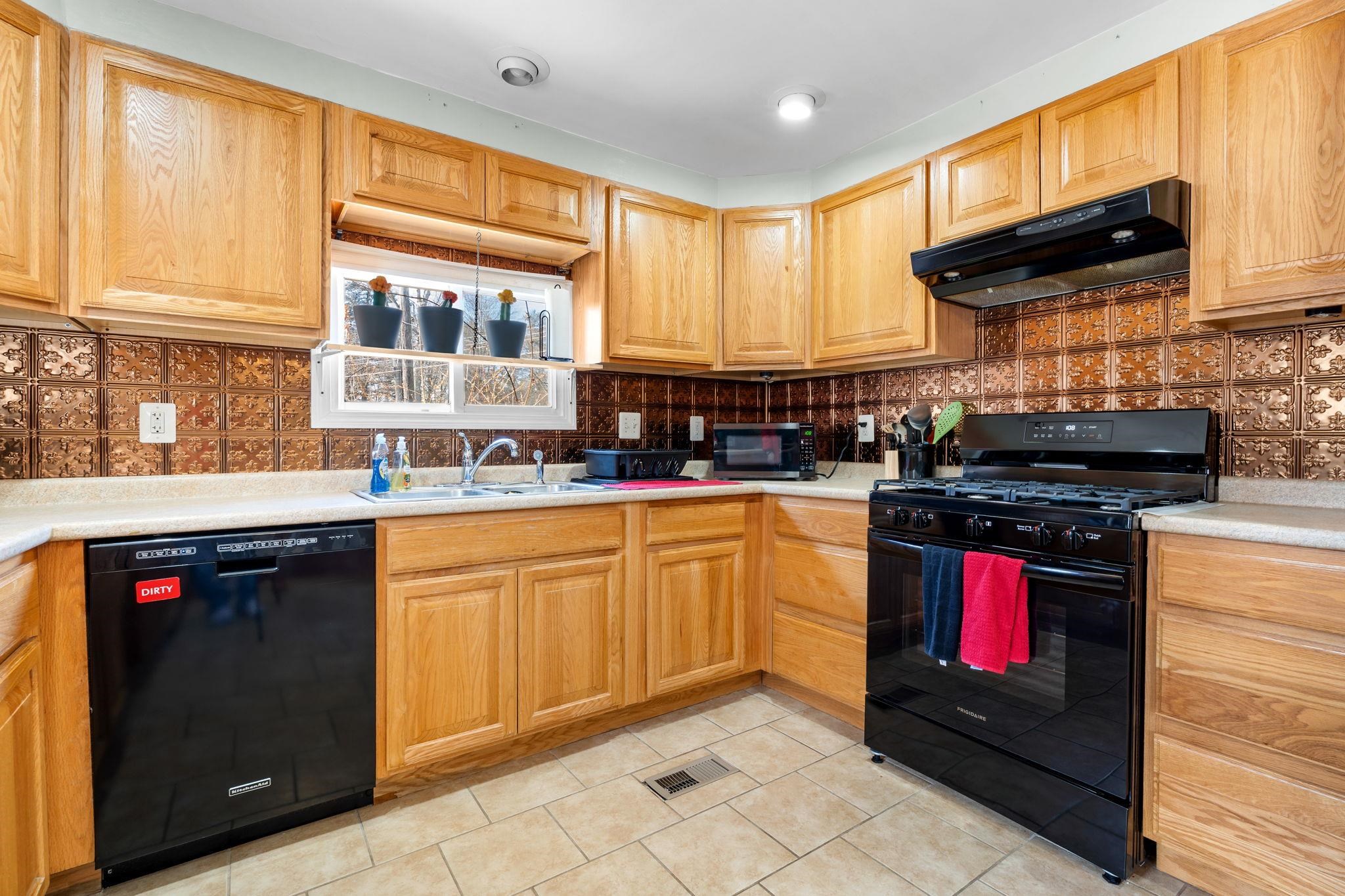 4 Leeann Street Nashua, NH 03062 - Photo 20 of 36