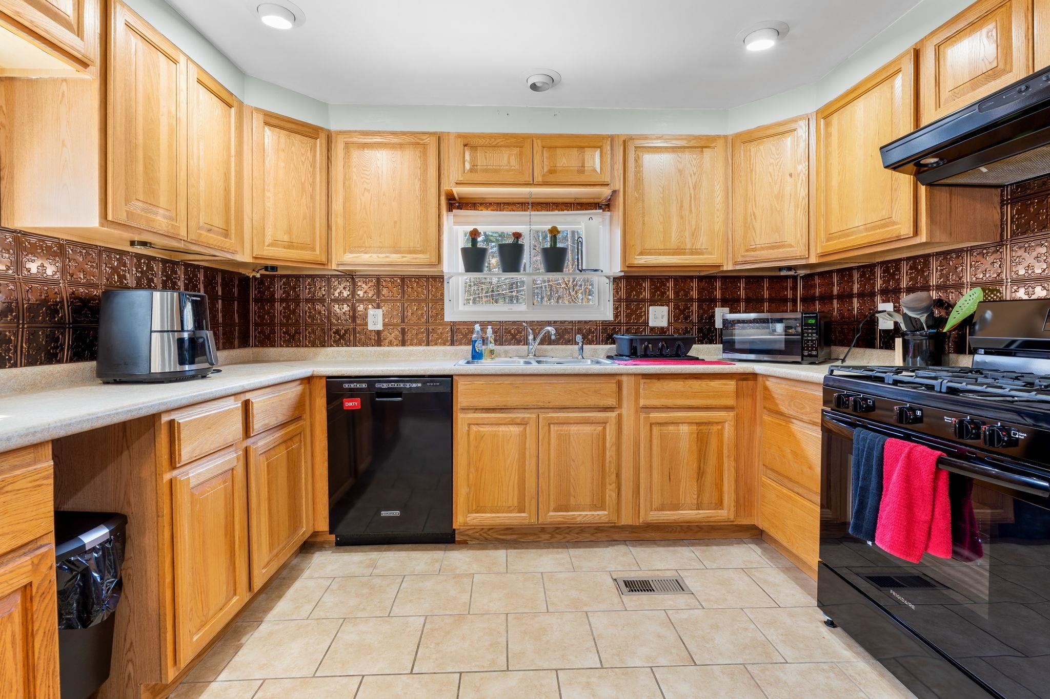 4 Leeann Street Nashua, NH 03062 - Photo 21 of 36