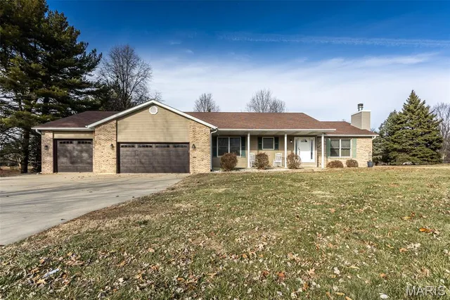 $389,000 | 809 Glen Crossing Road, Glen Carbon, IL 62034