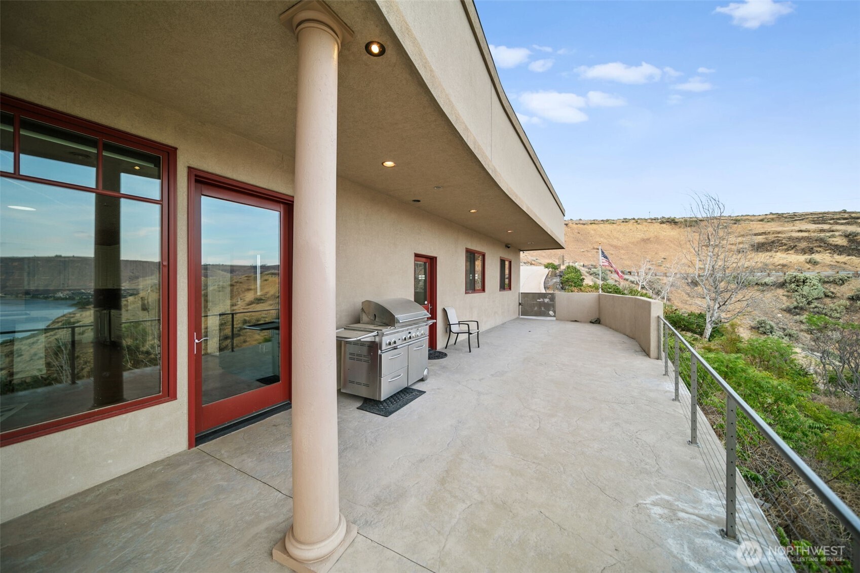 25 Mansfield Road Quincy, WA 98848 - Photo 11 of 40 a view of a living room and balcony
