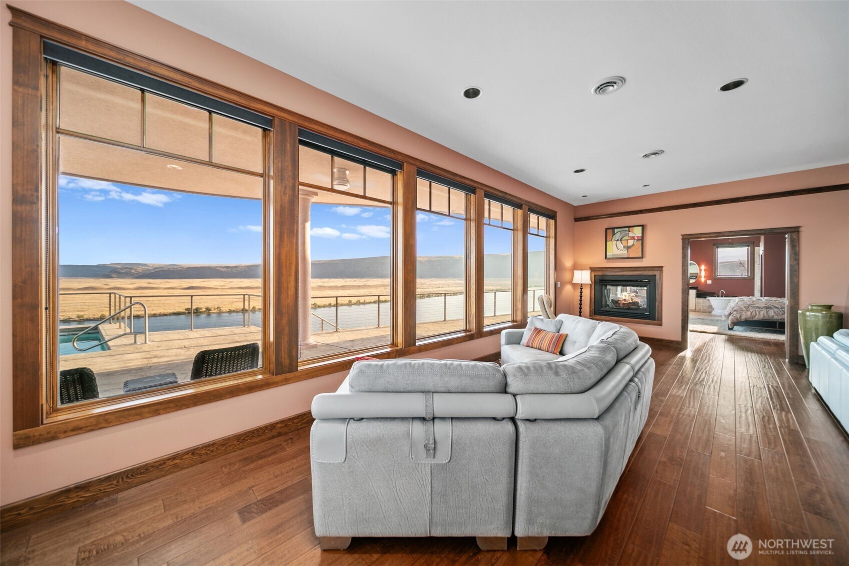 25 Mansfield Road Quincy, WA 98848 - Photo 20 of 40 a living room with furniture and floor to ceiling windows
