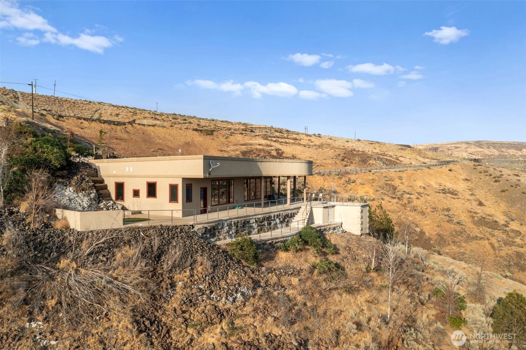 25 Mansfield Road Quincy, WA 98848 - Photo 2 of 40 a view of a house with a yard