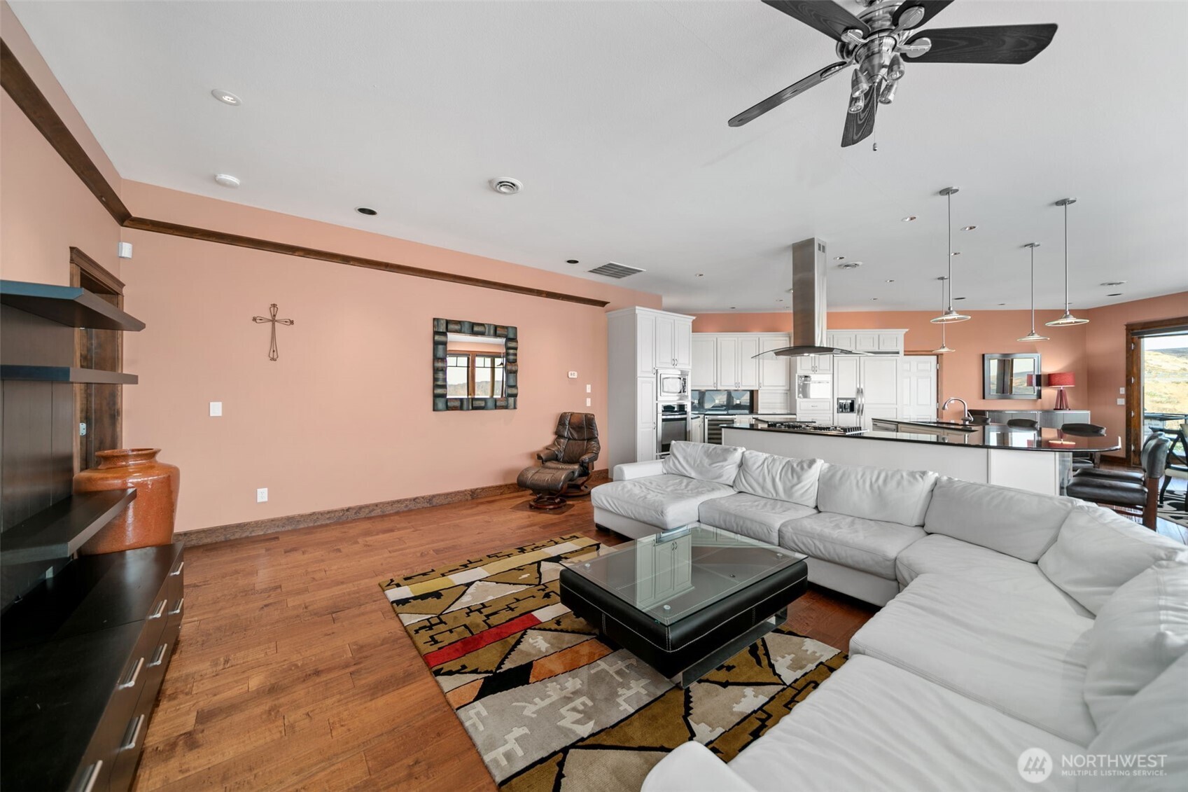 25 Mansfield Road Quincy, WA 98848 - Photo 21 of 40 a living room with furniture and a wooden floor