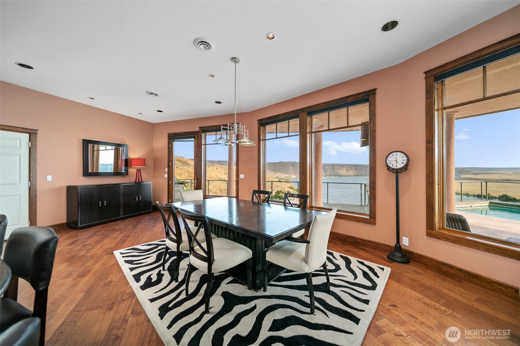 25 Mansfield Road Quincy, WA 98848 - Photo 23 of 40 a living room with furniture and a floor to ceiling window