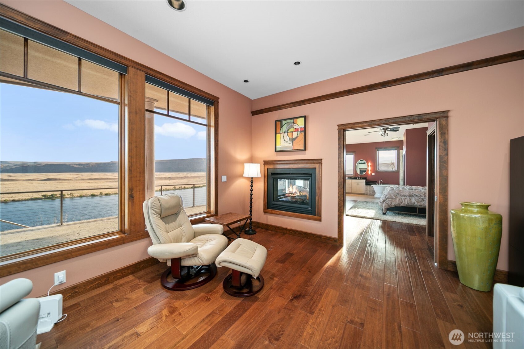 25 Mansfield Road Quincy, WA 98848 - Photo 24 of 40 a living room with furniture and a fireplace