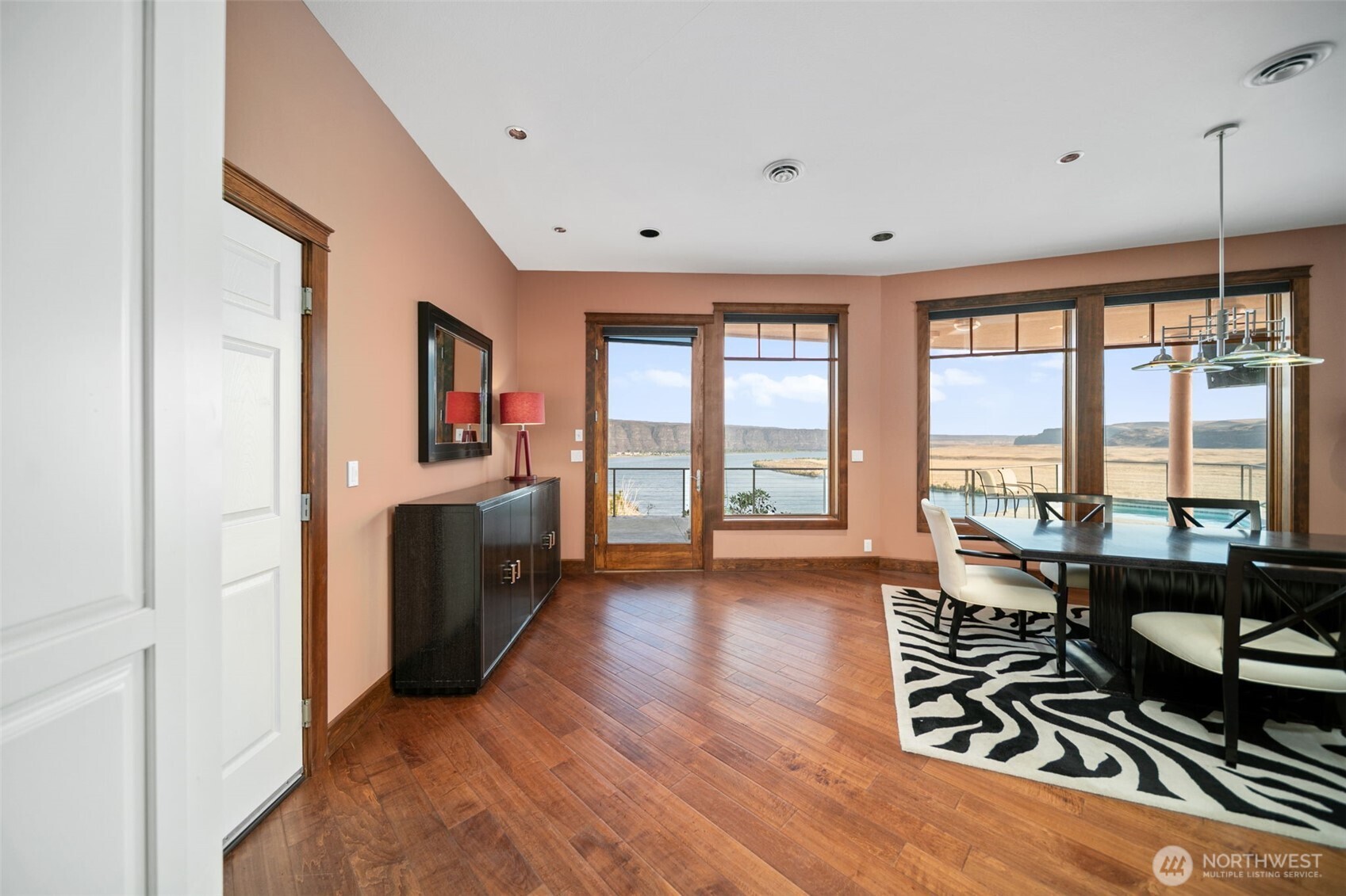 25 Mansfield Road Quincy, WA 98848 - Photo 26 of 40 a living room with furniture large windows and wooden floor