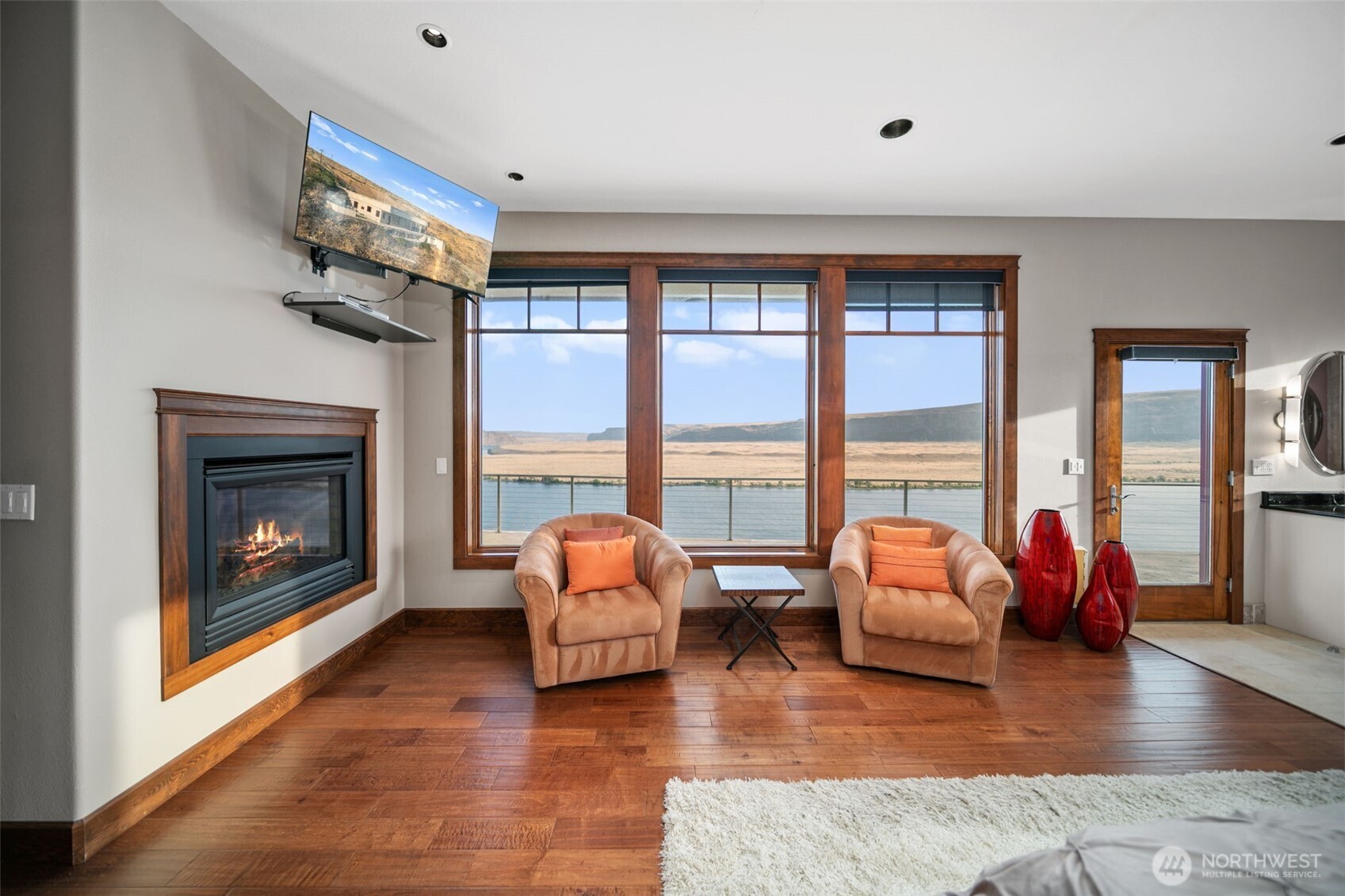 25 Mansfield Road Quincy, WA 98848 - Photo 28 of 40 a living room with furniture window and a fireplace