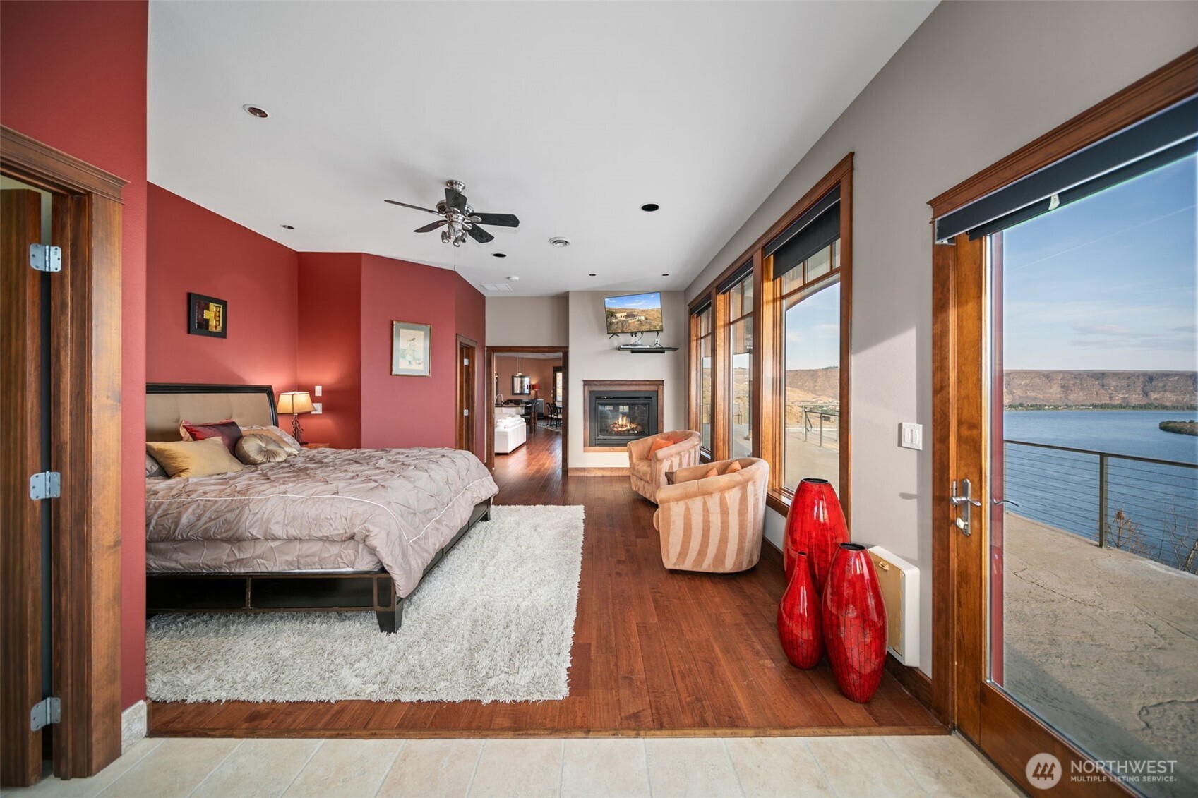 25 Mansfield Road Quincy, WA 98848 - Photo 30 of 40 a bedroom with furniture and a large window