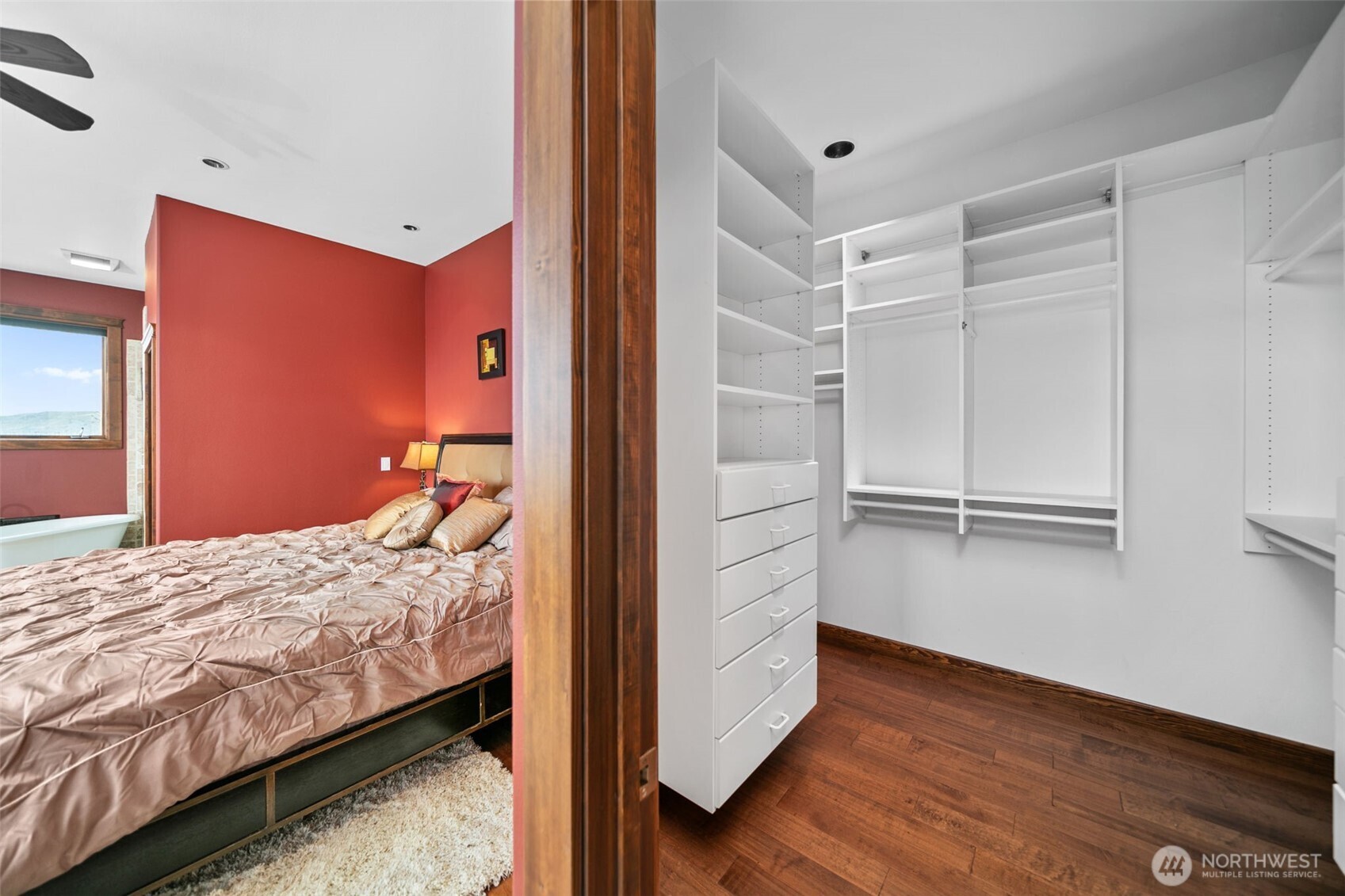 25 Mansfield Road Quincy, WA 98848 - Photo 33 of 40 a bedroom with a bed and wooden floor