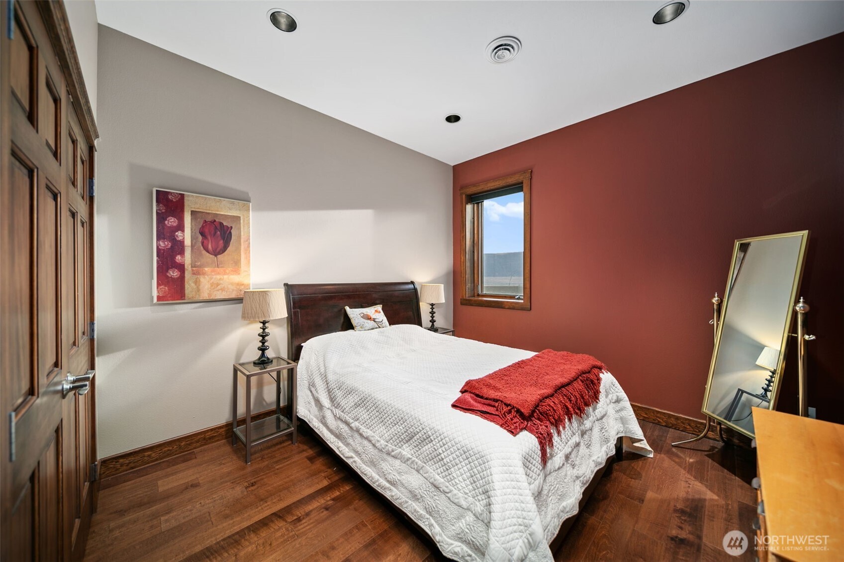 25 Mansfield Road Quincy, WA 98848 - Photo 35 of 40 a bedroom with a bed and a flat screen tv