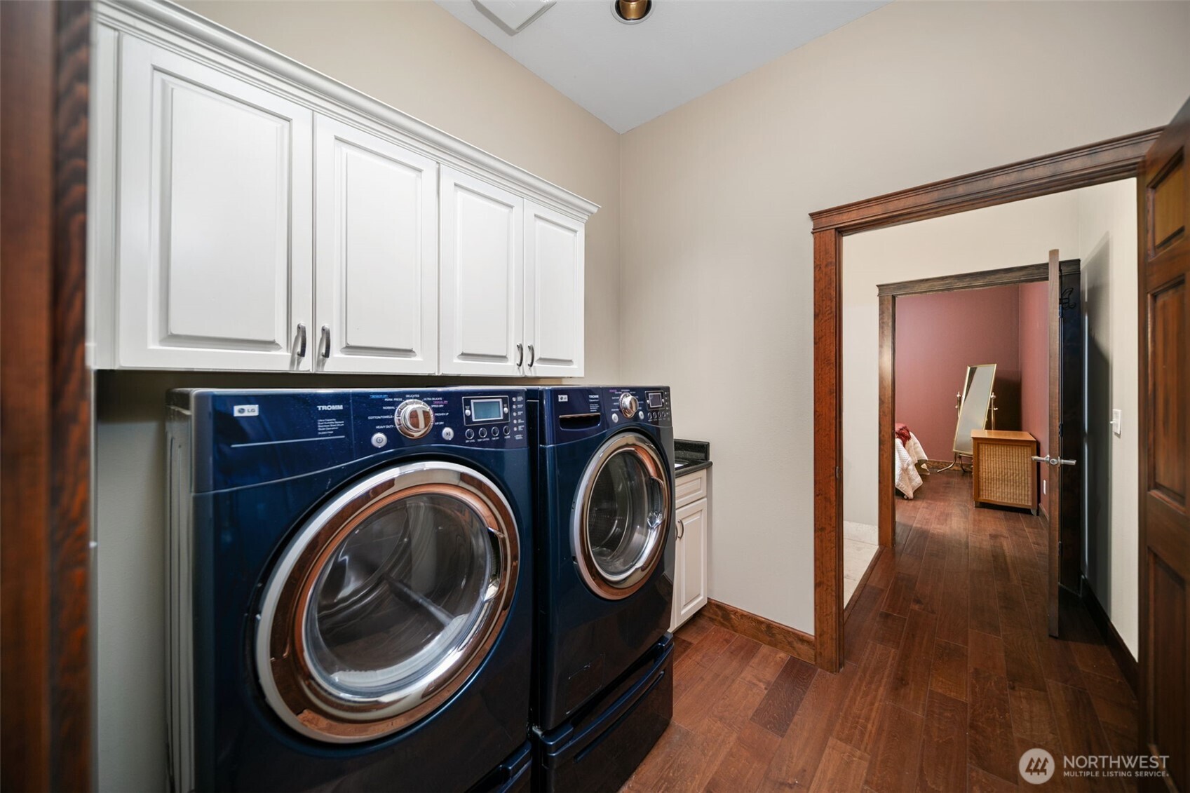 25 Mansfield Road Quincy, WA 98848 - Photo 38 of 40 a view of livingroom with washer and dryer