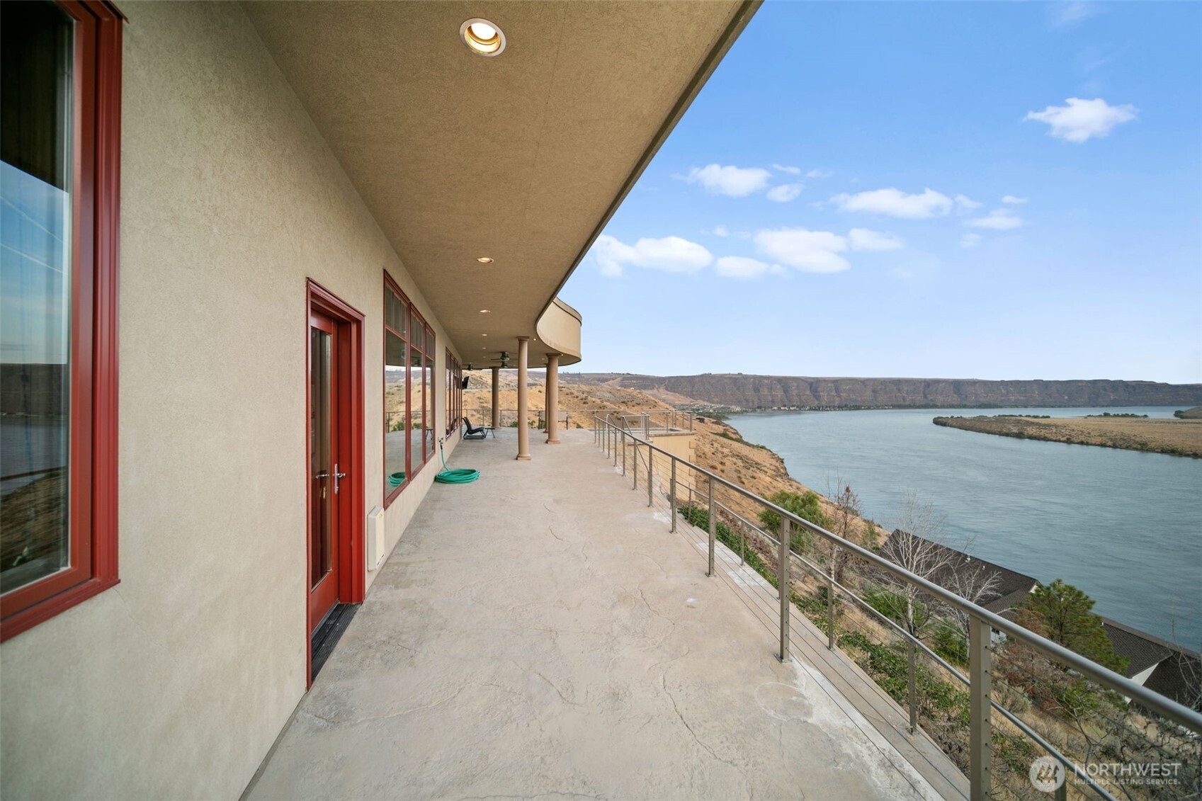 25 Mansfield Road Quincy, WA 98848 - Photo 9 of 40 a view of a balcony with an ocean view