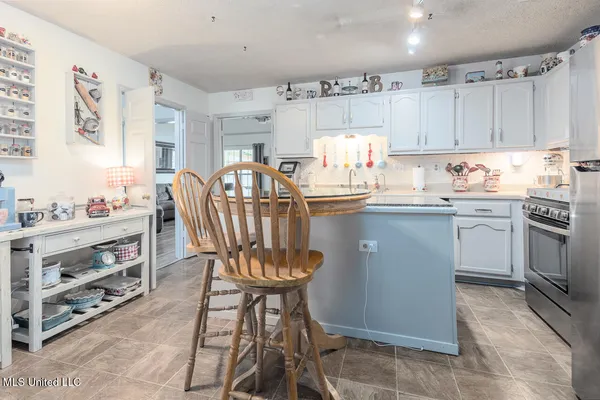 $339,500 | 9218 Lakeside Drive, Olive Branch, MS 38654