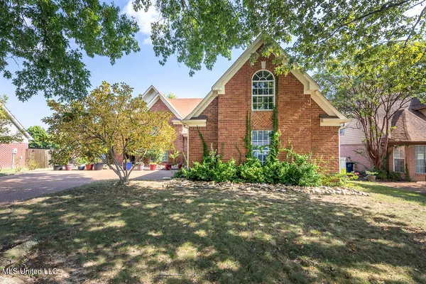 $339,500 | 9218 Lakeside Drive, Olive Branch, MS 38654