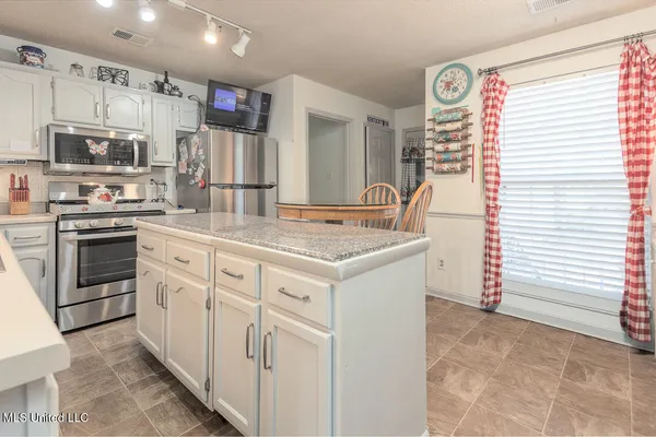 $339,500 | 9218 Lakeside Drive, Olive Branch, MS 38654