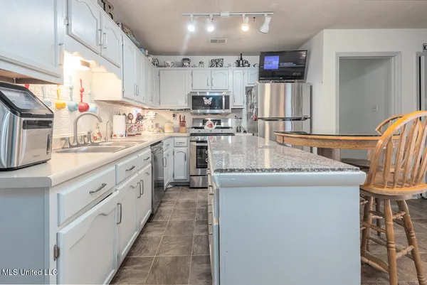 $339,500 | 9218 Lakeside Drive, Olive Branch, MS 38654