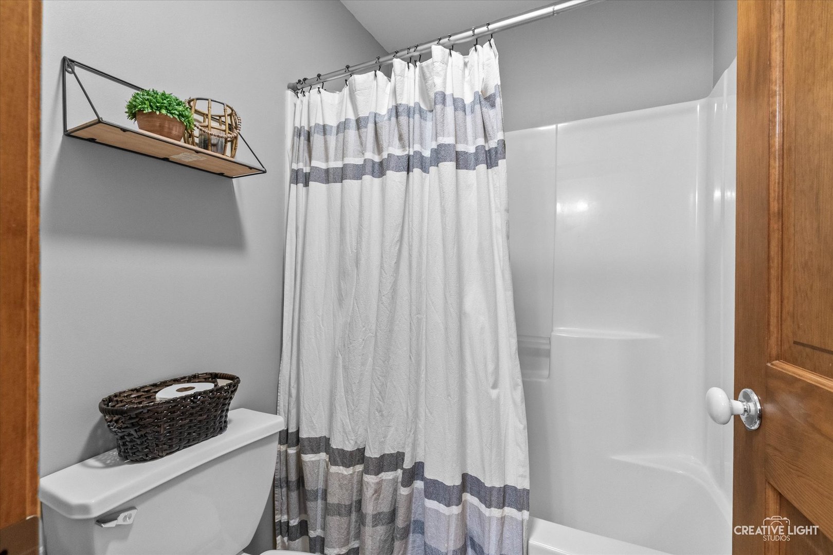 611 Pine Street Sugar Grove, IL 60554 - Photo 29 of 61 a room that has a rug and a chair in it