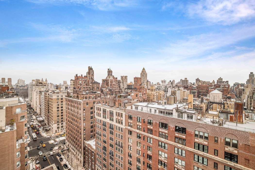 140 East 72nd Street, Unit PH Manhattan, NY 10021 - Photo 5 of 12 a view of a tall building