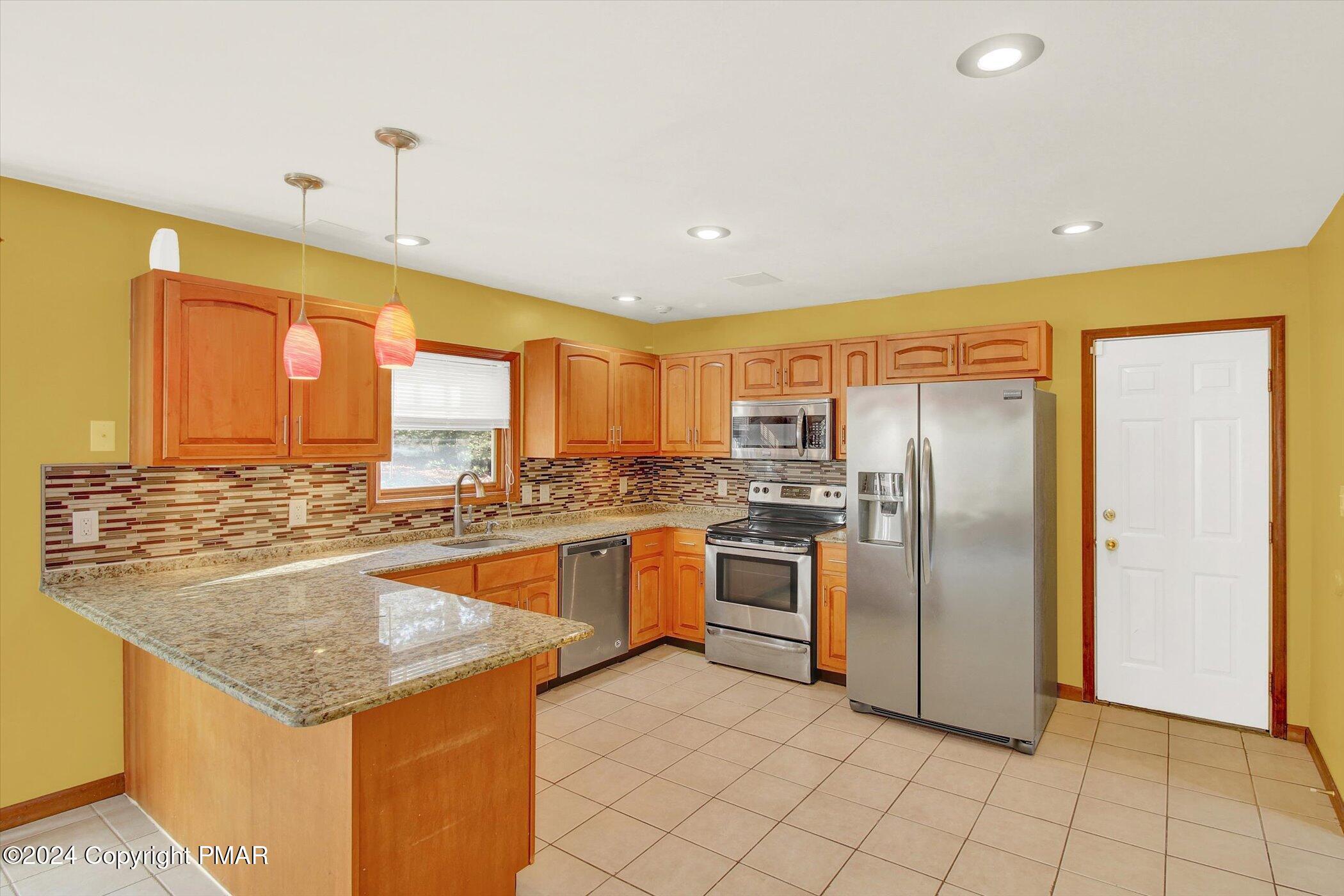 259 Reunion Ridge East Stroudsburg, PA 18301 - Photo 6 of 28 Kitchen