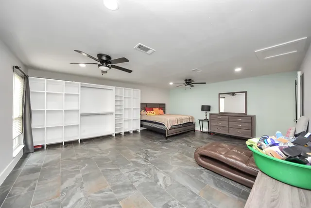 a view of a livingroom with furniture and a ceiling fan