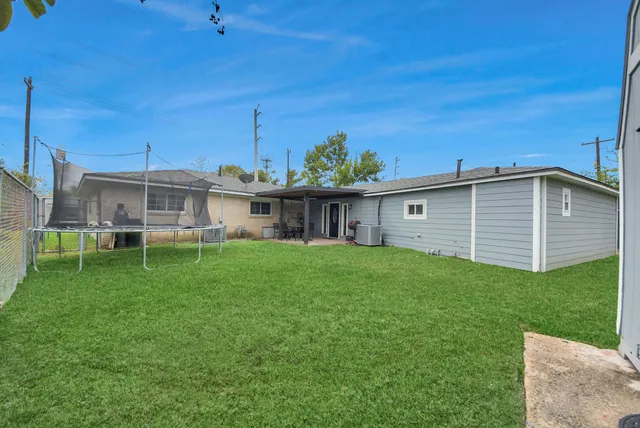 a view of a house with a backyard